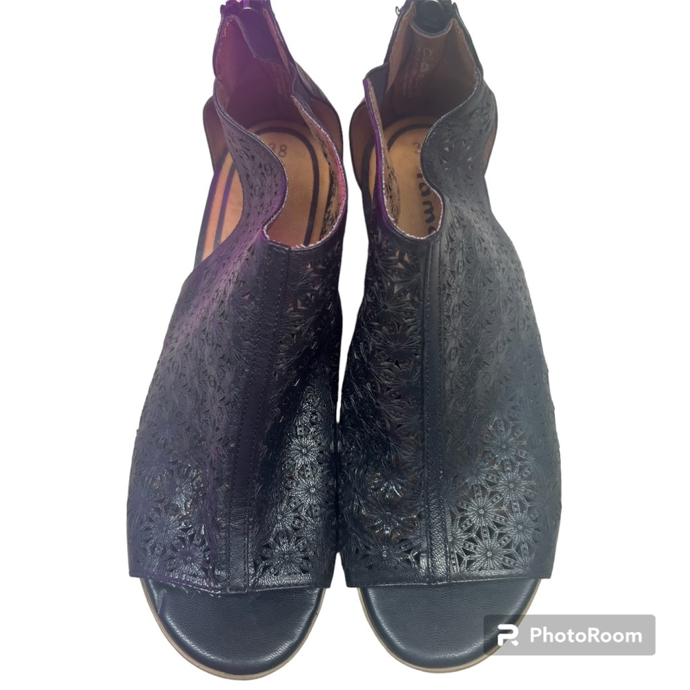 Tamaris Nao black shoe Style Number: 28140-20 001. Size 7. Like New!